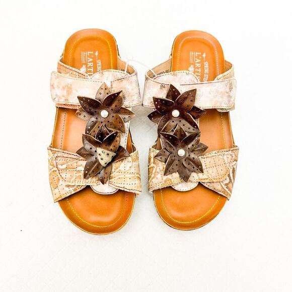 L'Artiste Spring Step Karina Leather Open Toe Sandal Flower Adorned Size 39 MINT - Picture 1 of 5